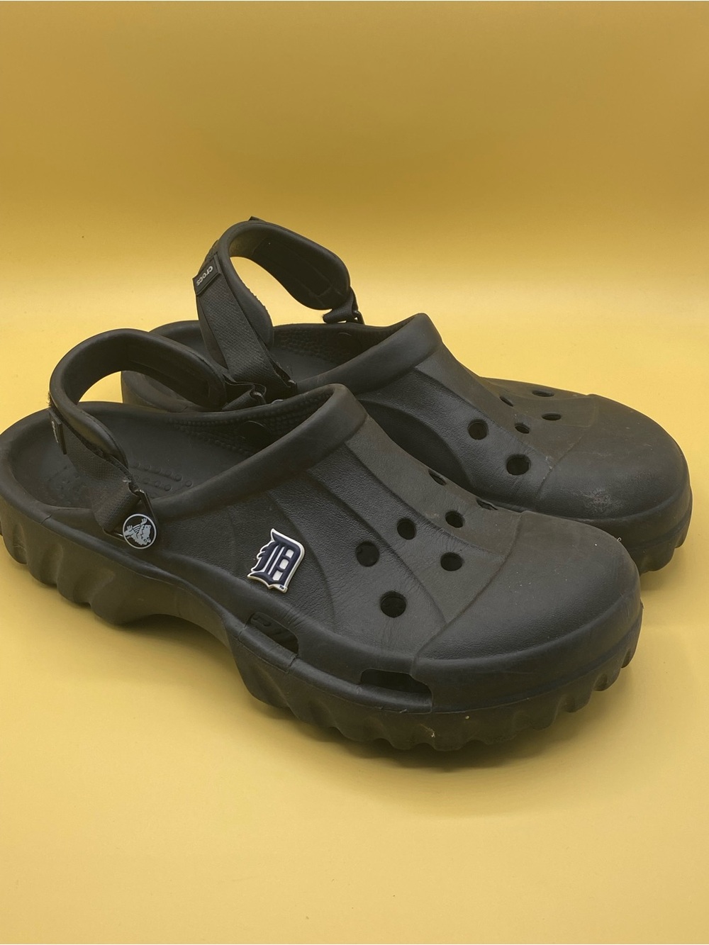 CROCS Black Men's Classic Clog Sandals with Team Charm - Picture 1 of 4